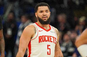 TA名记：范弗里特是在迷你训练营中被撞到膝盖而受伤的