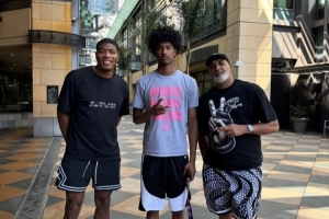 为归化踩踩点?阿里扎儿子塔基闪现日本 与八村塁&汉迪合影 为归化踩踩点?阿里扎儿子塔基闪现日本 与八村塁&汉迪合影