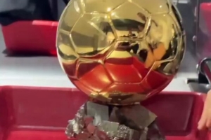 金球奖官方晒女子金球奖过安检视频,随后邦马蒂举起奖杯展示 金球奖官方晒女子金球奖过安检视频,随后邦马蒂举起奖杯展示