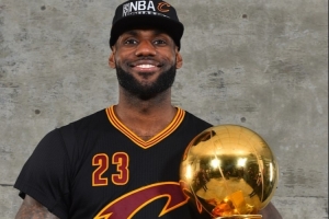 记者:詹姆斯的雕像应建在克利夫兰 湖人和热火只需退役他的球衣 记者:詹姆斯的雕像应建在克利夫兰 湖人和热火只需退役他的球衣