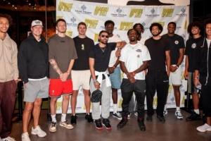 篮球场外继续配合!老鹰队友参加特雷-杨基金会匹克球活动 篮球场外继续配合!老鹰队友参加特雷-杨基金会匹克球活动