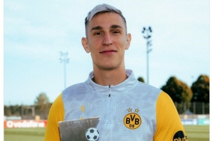 施洛特贝克入选VDV上赛季最佳阵容,多特社媒晒球员与奖杯合照 施洛特贝克入选VDV上赛季最佳阵容,多特社媒晒球员与奖杯合照