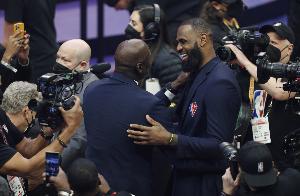 波特:到了某个时候 在乔詹之争中 你必须要考虑到生涯长度的因素 波特:到了某个时候 在乔詹之争中 你必须要考虑到生涯长度的因素