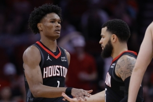 范弗里特重伤或带来意外之喜?火箭被迫豪赌两位年轻后卫 范弗里特重伤或带来意外之喜?火箭被迫豪赌两位年轻后卫