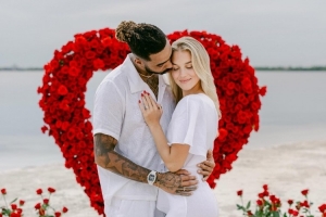 浪漫沙滩见证!拉塞尔向女友求婚成功! 浪漫沙滩见证!拉塞尔向女友求婚成功!