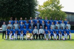 共28人!切尔西拍摄全家福:加纳乔等新援均亮相,两座奖杯出镜 共28人!切尔西拍摄全家福:加纳乔等新援均亮相,两座奖杯出镜