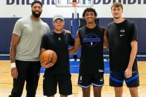 乔丹-斯皮思探营独行侠 并与浓眉&弗拉格&克里斯蒂等人合影 乔丹-斯皮思探营独行侠 并与浓眉&弗拉格&克里斯蒂等人合影