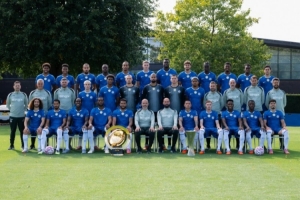 切尔西官推晒全家福拍摄花絮:教练玩库库雷利亚头发 切尔西官推晒全家福拍摄花絮:教练玩库库雷利亚头发