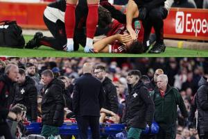 首秀被担架抬下!斯基拉:莱奥尼膝盖受伤,疑似遭遇十字韧带损伤 首秀被担架抬下!斯基拉:莱奥尼膝盖受伤,疑似遭遇十字韧带损伤