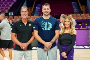 珍妮:东契奇完美诠释了湖人篮球 就像奥运会上的科比&詹姆斯 珍妮:东契奇完美诠释了湖人篮球 就像奥运会上的科比&詹姆斯