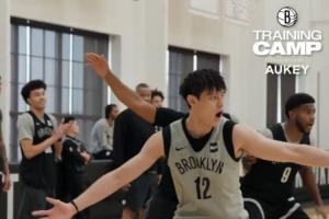 加油冲~篮网晒球队训练营片段 曾凡博出镜努力防守 加油冲~篮网晒球队训练营片段 曾凡博出镜努力防守