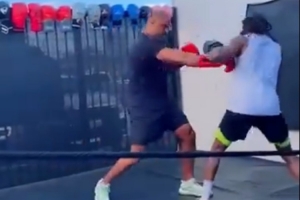 这回范乔丹没法陪你了!火箭主帅乌度卡进行拳击训练 这回范乔丹没法陪你了!火箭主帅乌度卡进行拳击训练