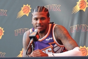 杰伦-格林:主帅强调进攻空间要拉得更开 我们打快速强硬的篮球 杰伦-格林:主帅强调进攻空间要拉得更开 我们打快速强硬的篮球