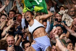 📈TNT:3年前拉菲尼亚还在为保级庆祝,现在他已是金球奖第5名 📈TNT:3年前拉菲尼亚还在为保级庆祝,现在他已是金球奖第5名