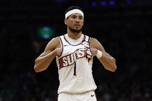 两年1.45亿提前续约!太阳老板:布克是球队的绝对核心和未来 两年1.45亿提前续约!太阳老板:布克是球队的绝对核心和未来