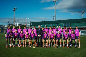 世体:巴萨女足三位球员获奖归来后,全体队员与三座奖杯共同合影 世体:巴萨女足三位球员获奖归来后,全体队员与三座奖杯共同合影