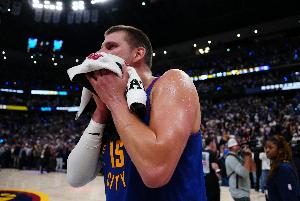 名记:即使经历了上赛季的各种动荡 没任何迹象显示约基奇想离开 名记:即使经历了上赛季的各种动荡 没任何迹象显示约基奇想离开