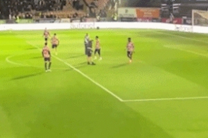 太阳报：赛前热身时被工作人员挡，本-怀特将球踢向对方