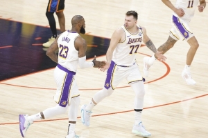 杨毅:詹姆斯东契奇得分多 因为传球能力太强 导致对手不敢去包夹 杨毅:詹姆斯东契奇得分多 因为传球能力太强 导致对手不敢去包夹