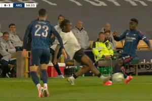 还好无大碍!萨卡被对方球员蹬踏,痛苦倒地 还好无大碍!萨卡被对方球员蹬踏,痛苦倒地