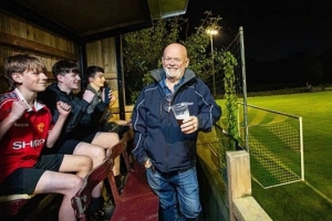 大爷真会享受!英国一65岁球迷花5000镑,在自家花园建观赛包厢 大爷真会享受!英国一65岁球迷花5000镑,在自家花园建观赛包厢