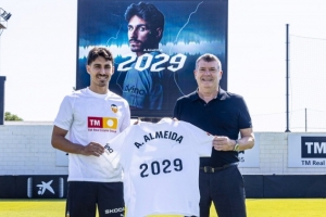 官方:瓦伦西亚与25岁中场安德烈-阿尔梅达续约至2029年 官方:瓦伦西亚与25岁中场安德烈-阿尔梅达续约至2029年