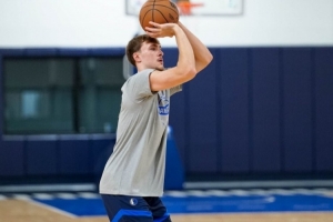 期待新赛季表现!独行侠官方晒球队训练照:状元弗拉格在列 期待新赛季表现!独行侠官方晒球队训练照:状元弗拉格在列