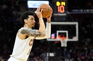 铁林:完全接受空位3分 但转换中直接扔不该扔的3分让比赛像野球 铁林:完全接受空位3分 但转换中直接扔不该扔的3分让比赛像野球