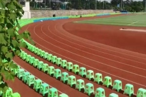 更近距离观赛!川超内江主场跑道内摆放了塑料矮凳 更近距离观赛!川超内江主场跑道内摆放了塑料矮凳