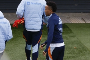 记者:皇马对米利唐恢复情况非常满意 门迪单独进行有球训练 记者:皇马对米利唐恢复情况非常满意 门迪单独进行有球训练