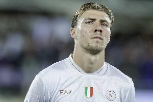 霍伊伦:米兰也想签我?我在那不勒斯很开心 我的偶像是C罗 霍伊伦:米兰也想签我?我在那不勒斯很开心 我的偶像是C罗