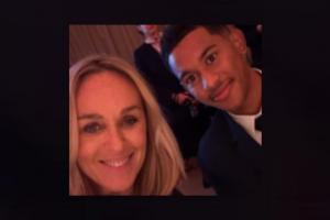 ‘如此优雅 笑容灿烂’!法国主持人把马尤卢当杜埃,晒合照猛夸 ‘如此优雅 笑容灿烂’!法国主持人把马尤卢当杜埃,晒合照猛夸