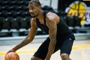 湖人官方晒出两位新援斯玛特和艾顿训练照:严阵以待💪 湖人官方晒出两位新援斯玛特和艾顿训练照:严阵以待💪