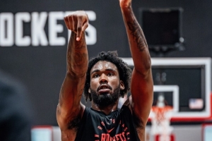 合同年&上赛季场均12+6!火箭官方晒伊森今日训练照 合同年&上赛季场均12+6!火箭官方晒伊森今日训练照