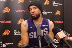 狄龙:我一被交易就立刻联系了布克 当初防守他可是巨大挑战 狄龙:我一被交易就立刻联系了布克 当初防守他可是巨大挑战