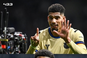 好兄弟!阿劳霍进球之后比6号手势致意受伤的加维 好兄弟!阿劳霍进球之后比6号手势致意受伤的加维