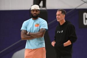 美记:詹姆斯想跟湖人提前续约 但湖人对此没有兴趣 美记:詹姆斯想跟湖人提前续约 但湖人对此没有兴趣