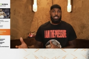 詹姆斯:NFL中最重要的是四分卫 NBA中最重要的球员是更衣室领袖 詹姆斯:NFL中最重要的是四分卫 NBA中最重要的球员是更衣室领袖