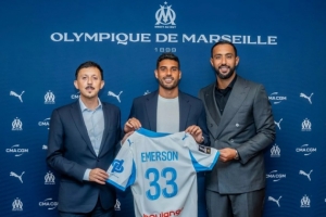 今夏才加盟!队报:31岁后卫埃莫森快速融入马赛,获德泽尔比肯定 今夏才加盟!队报:31岁后卫埃莫森快速融入马赛,获德泽尔比肯定