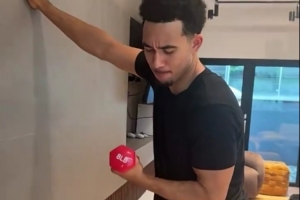 早日康复!受伤前麦凯恩社媒晒自己拿3公斤哑铃做弯举的搞笑视频 早日康复!受伤前麦凯恩社媒晒自己拿3公斤哑铃做弯举的搞笑视频