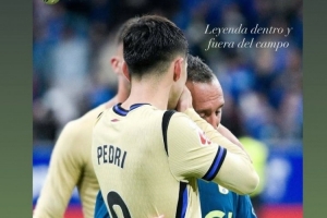 前辈的认可!卡索拉晒与佩德里合照:让我们继续享受你的足球🙌 前辈的认可!卡索拉晒与佩德里合照:让我们继续享受你的足球🙌