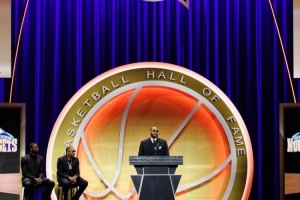 韦德:我穿3号是因为艾弗森 我和偶像一起引荐甜瓜进名人堂 韦德:我穿3号是因为艾弗森 我和偶像一起引荐甜瓜进名人堂