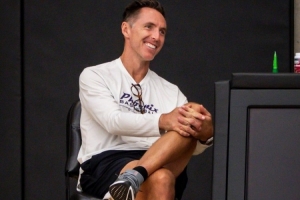 高级顾问来了!太阳晒纳什照片:两届MVP得主现身球队训练营 高级顾问来了!太阳晒纳什照片:两届MVP得主现身球队训练营