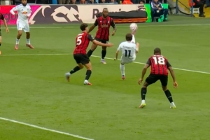 半场-利兹联暂1-1伯恩茅斯 塞梅尼奥任意球贴地斩罗登头球扳平 半场-利兹联暂1-1伯恩茅斯 塞梅尼奥任意球贴地斩罗登头球扳平