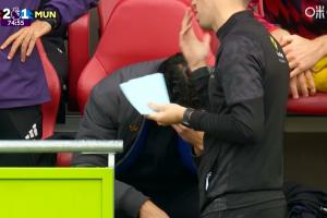 全是微表情！B费罚点前阿莫林捂脸不敢看，丢点后B费摊手