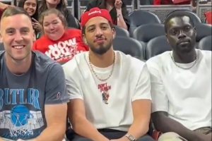 支持印城球队!哈利伯顿现场观战WNBA半决赛狂热vs王牌 支持印城球队!哈利伯顿现场观战WNBA半决赛狂热vs王牌