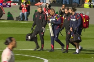 利物浦比赛中断7分钟!镜报:看台球迷出现状况,医护前往帮助 利物浦比赛中断7分钟!镜报:看台球迷出现状况,医护前往帮助