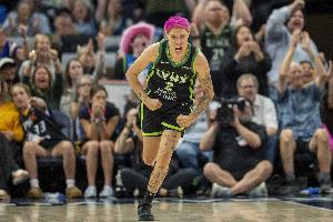 可惜外线不开!希德曼12中7空砍全队最高19分 但三分4中0 可惜外线不开!希德曼12中7空砍全队最高19分 但三分4中0