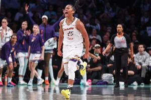 关键抢断制胜!艾莉莎-托马斯18中9砍21分9板8助4断2帽 正负值+12 关键抢断制胜!艾莉莎-托马斯18中9砍21分9板8助4断2帽 正负值+12