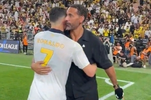 老友相见!C罗拥抱前来观战的费迪南德,两人亲切交流 老友相见!C罗拥抱前来观战的费迪南德,两人亲切交流